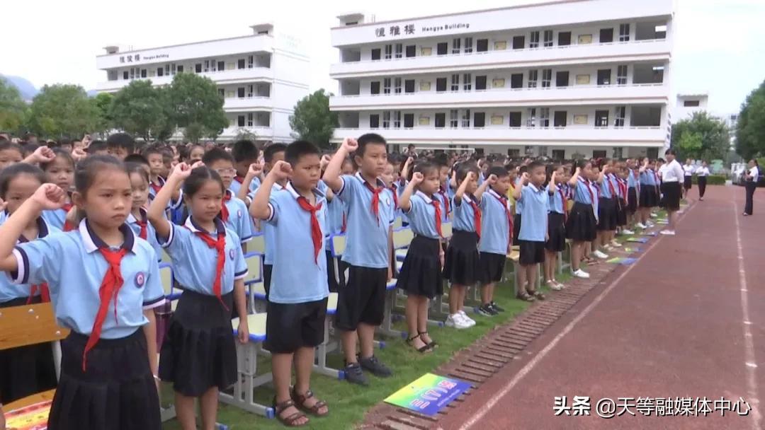 天等县小学领导团队的教育理念与实践，领导变革与教学实践探索